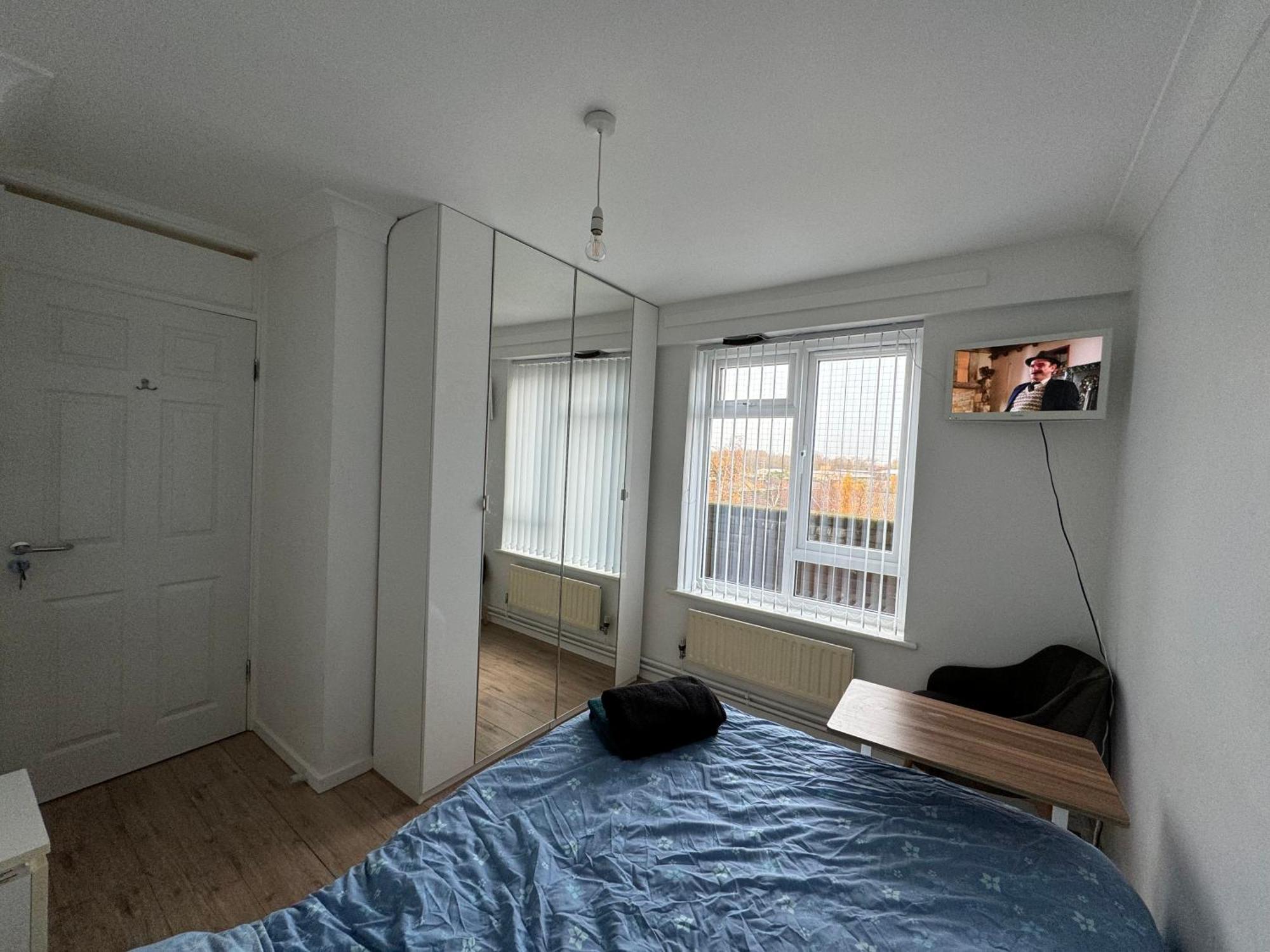 Large Guest Overlooking Habitación en casa particular Londres